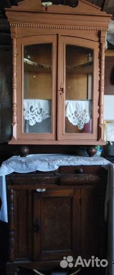 Старинный антикварный шкаф буфет