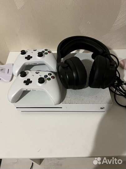 Xbox one s 2 геймпада 1tb