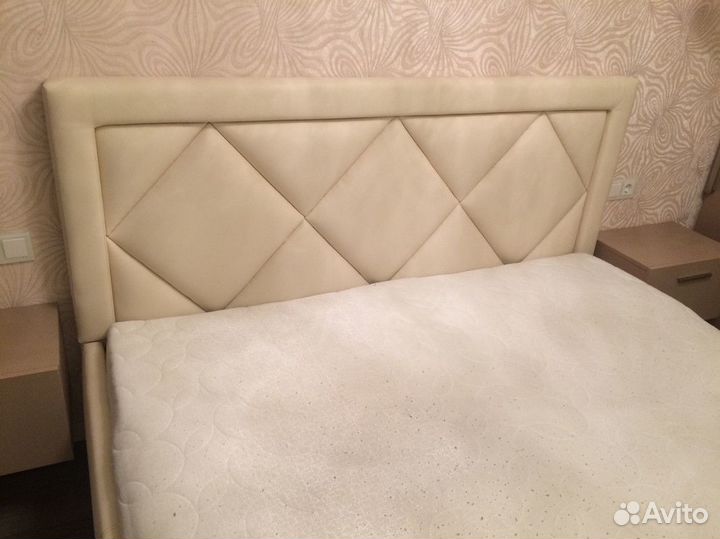 Кровать бежевая