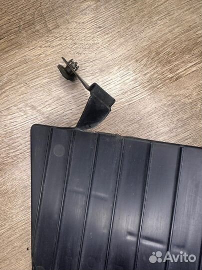 Дефлектор радиатора левый Nissan Tiida хэтчбек