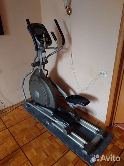 Элипсоидный тренажер Spirit Fitness XE195