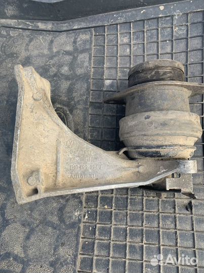 Кронштейн двигателя правый VW Golf III/V Passat B4