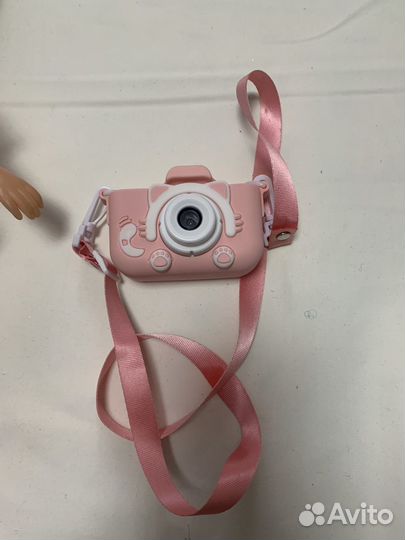 Кукла и детский фотоапарат