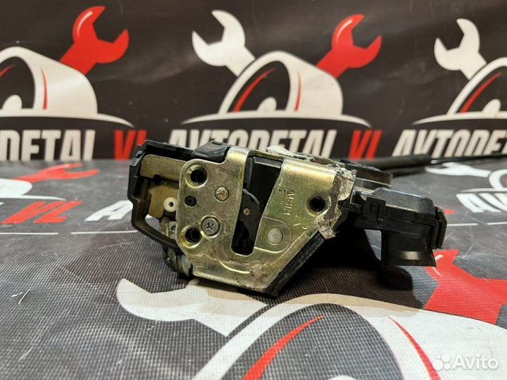 Замок двери передний правый Toyota Corolla 9