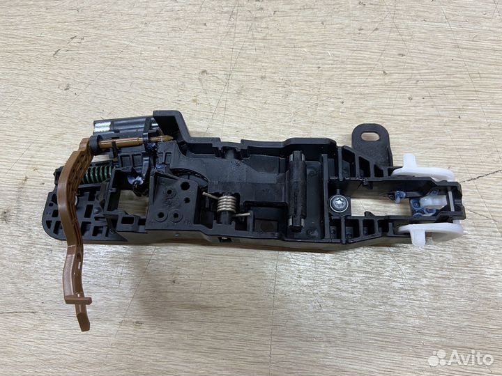 Кронштейн ручки задней левой Toyota RAV XA50