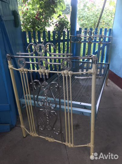 Кровать