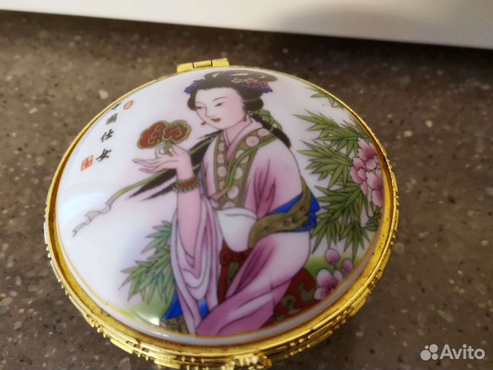 Шкатулка или пудренница винтажная