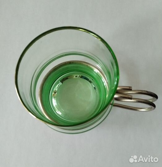 Стеклянный бокал из зеленого стекла