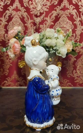 Статуэтка фарфоровая