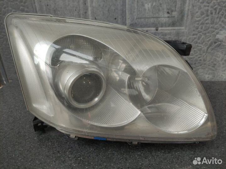 Фара передняя правая Toyota Avensis AZT250