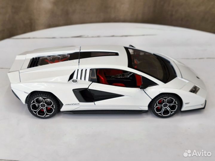 Инерционная машинка Lamborghini Countach 1:24