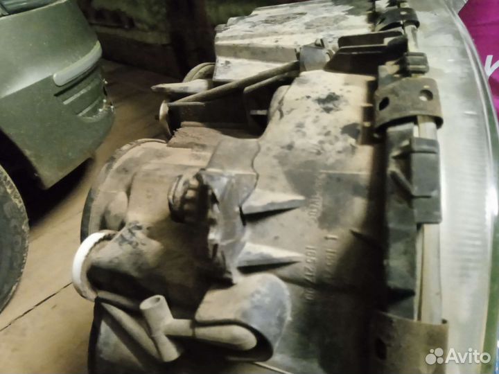 Фара левая Мерседес actros