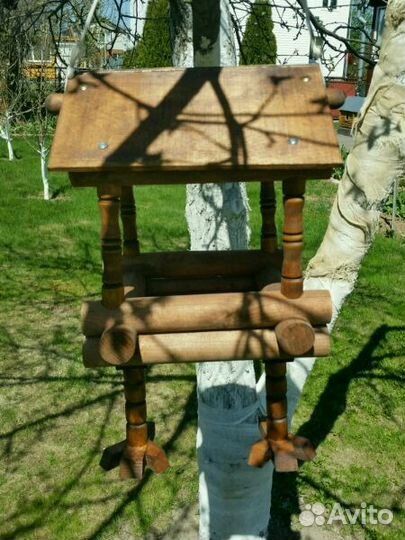 Кормушка для птиц на куриных ножках