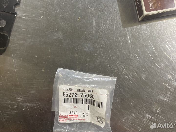 Скоба-фиксатор омывателя фар Toyota