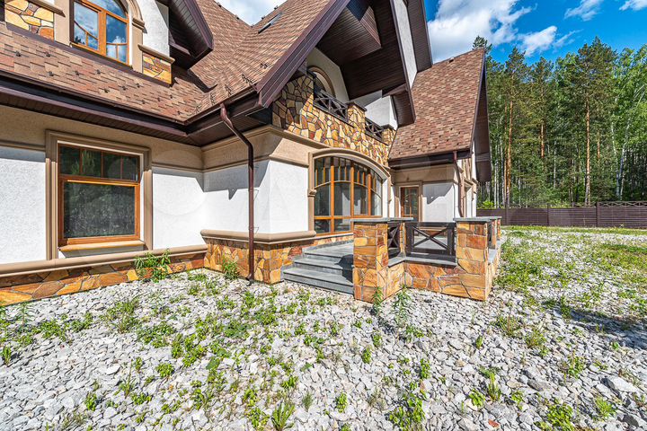 Коттедж 560 м² на участке 18,5 сот.