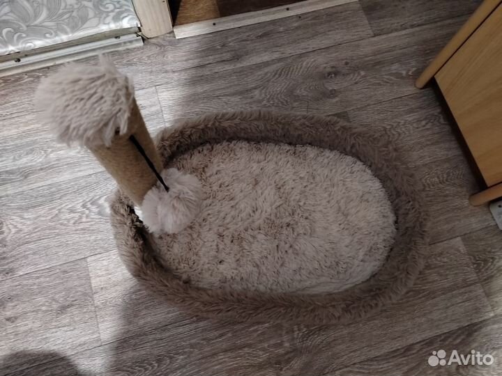 Лежанка для кошек с когтеточкой