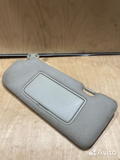 Козырек левый