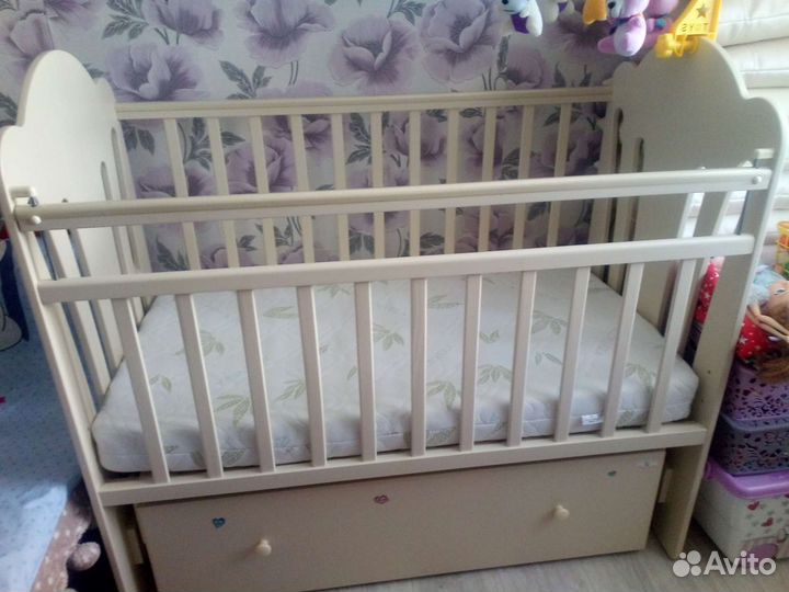 Детская кроватка с маятником и ящиком