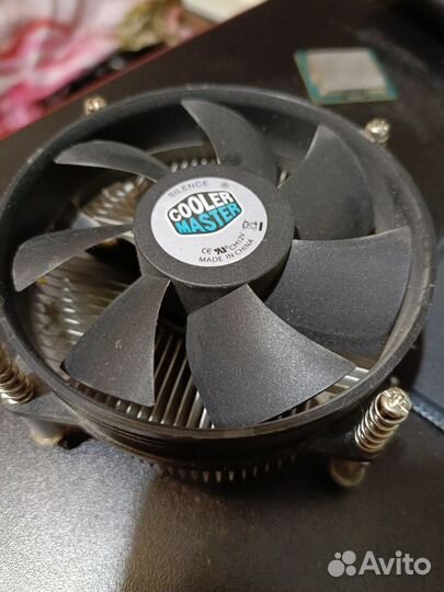 Процессор Intel core i5-3330 вместе с куллером на