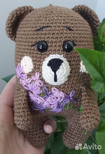 Вязаный мишка с вышивкой