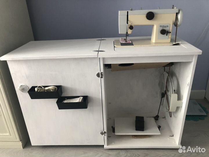 Швейная машинка ножная в тумбочке