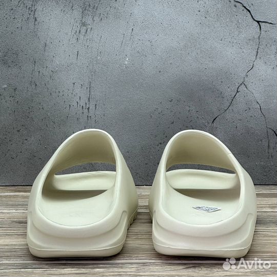 Сабо унисекс Adidas Yeezy Slides 'Bone'