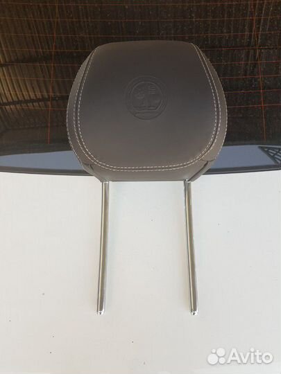 Подголовник GLE w166 AMG c гербом