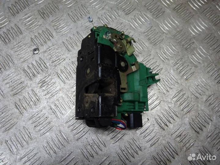 Замок двери передней левой Volkswagen Passat B5