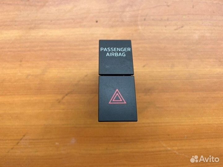 Кнопка аварийной сигнализации Skoda Octavia A7