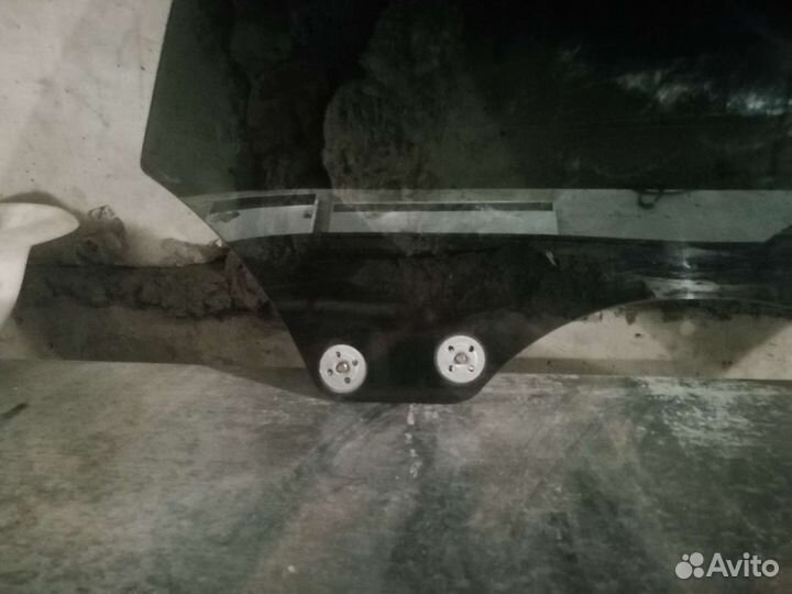 Стекло задней левой двери