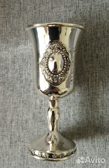 Набор рюмок на подносе