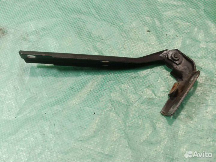 Петля капота левая Audi А6 С4