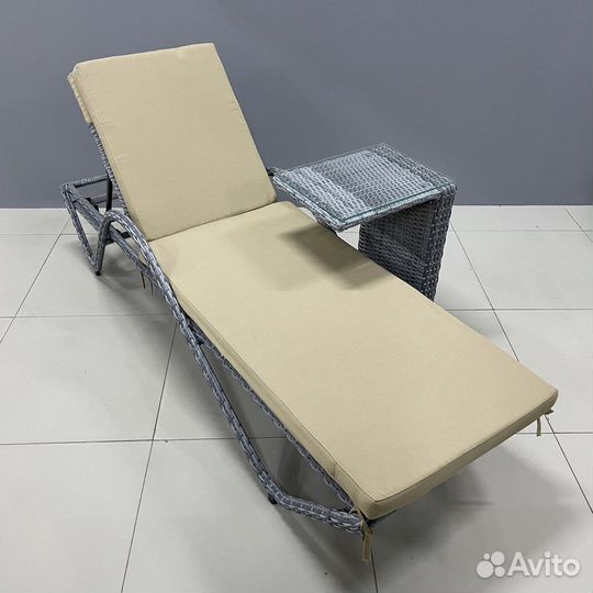 Шезлонг из ротанга плетеный relax