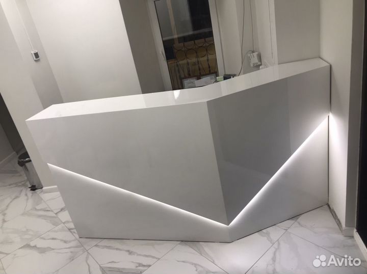 Ресепшен с необычным хайтек стилем. Без стыков. Кр