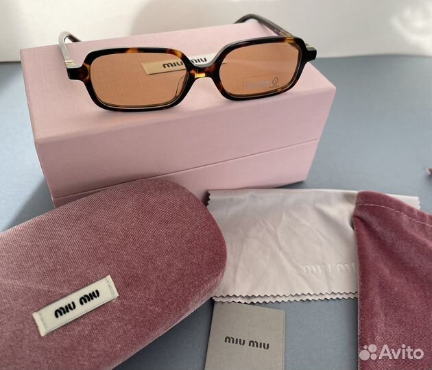 Солнцезащитные очки Miu Miu