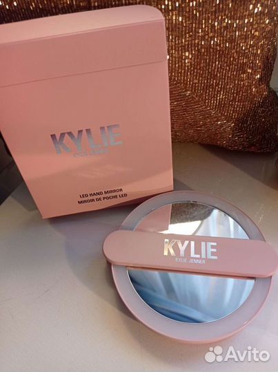 Kylie Jenner зеркальце с подсветкой