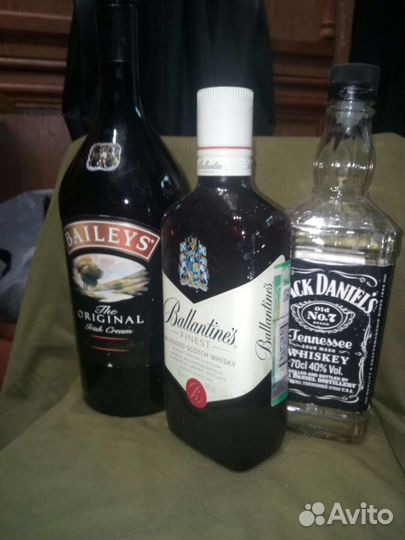 Пустые бутылки из под алкоголя