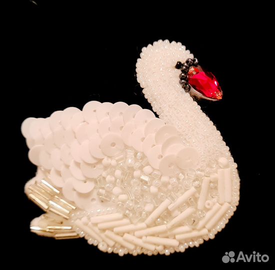 Брошь ручной работы из бисера