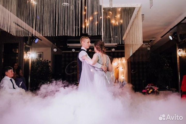 Тяжелый дым, дорожка из фонтанов, салют