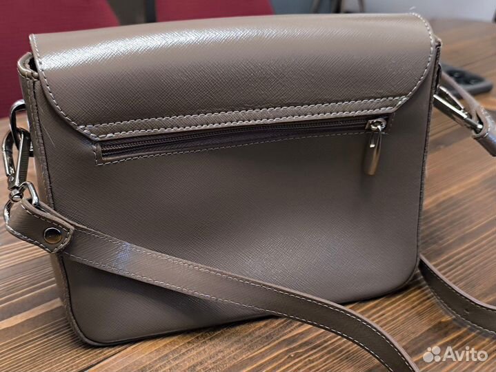 Сумка кожаная через плечо на клапане