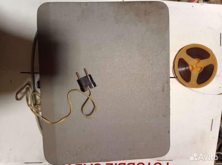 Катушечный магнитофон раннего выпуска