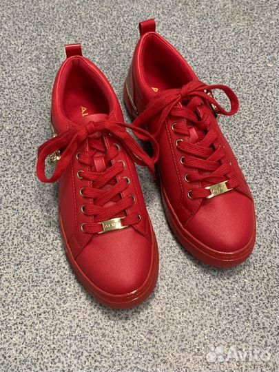 Кроссовки женские