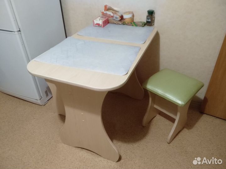 Стол с табуретками