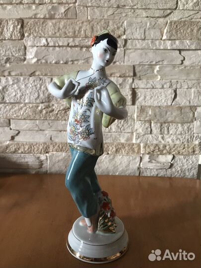 Фарфоровая статуэтка 