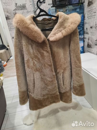 Шуба натуральный мутон с песцовым воротником