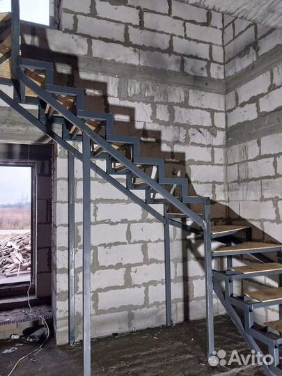 Лестница в частном доме / Металлокаркас