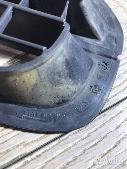 Накладка на крыло правая Land Rover Discovery III