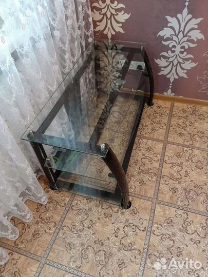Стеклянная тумба под тв