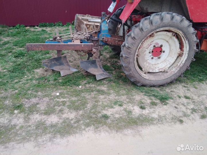 Вспахать землю трактором