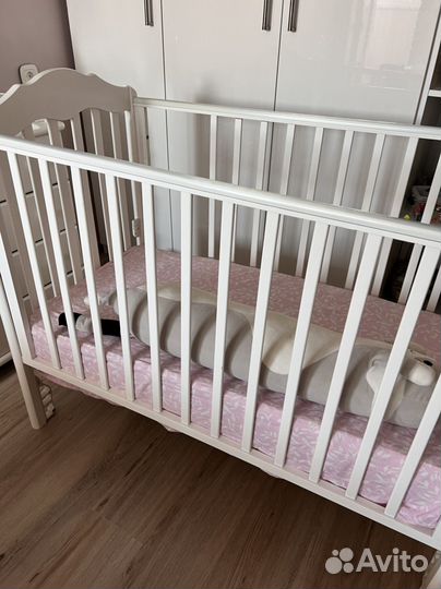 Детская кроватка с маятником белая и комод